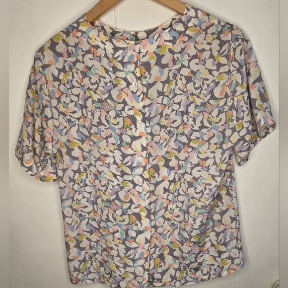 Nicola 2P light floral top. Buttons down back - Picture 3 of 8